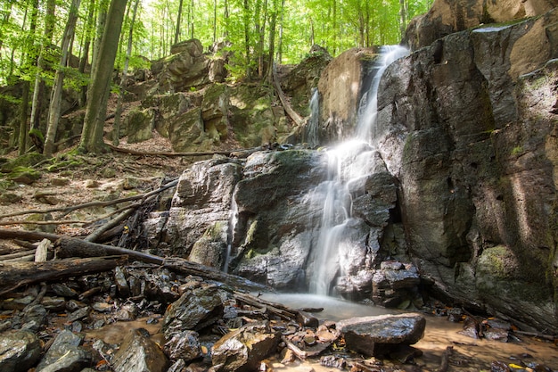 Cascata Skakalo nelle montagne carpatiche, Transcarpathia, Ucraina