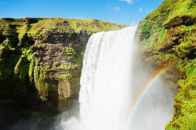 Cascata Skogafoss, sud dell'Islanda. Bellissimo paesaggio estivo