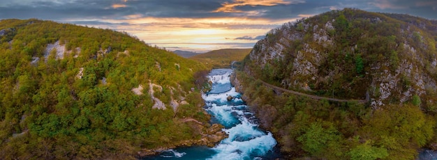 Cascata Strbacki Buk sul fiume Una in Bosnia