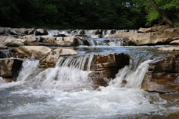 Cascata su un fiume di montagna