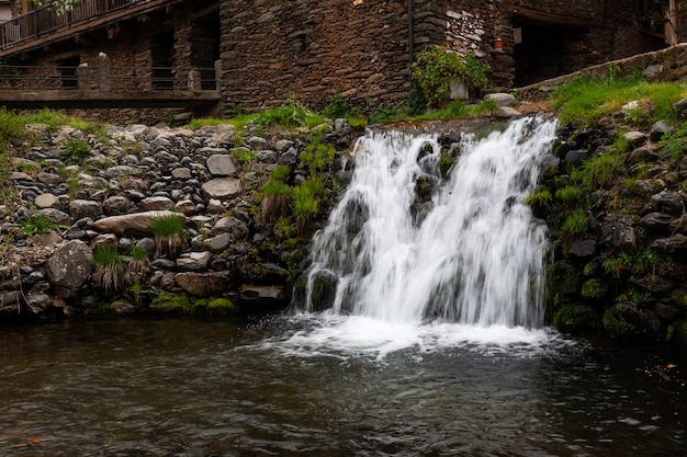 Cascata sul fiume Arrago a Robledillo de Gata, Spagna, l'acqua cade selvaggiamente tra rocce di granito, acqua di seta