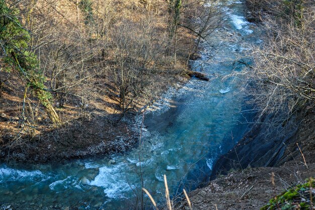 Cascata sul fiume Zhane nella soleggiata giornata invernale Krasnodar Krai Gelendzhik Russia