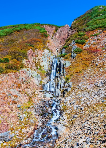 Cascata sul vulcano in Kamchatka