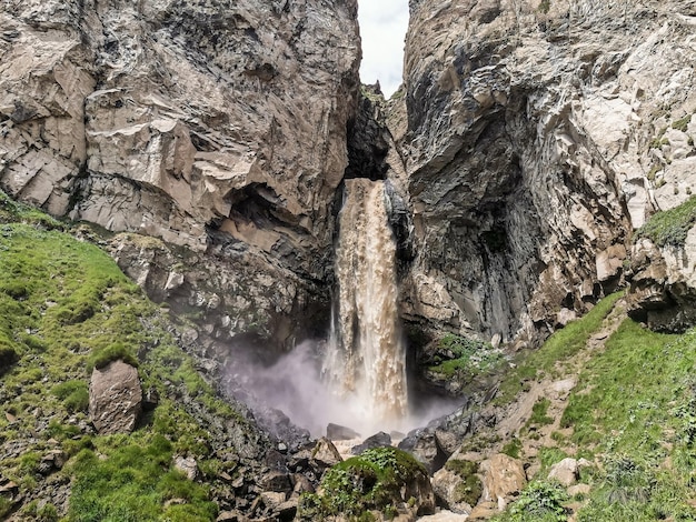 Cascata Sultansu circondata dalle montagne del Caucaso vicino a Elbrus Jilasu Caucasus