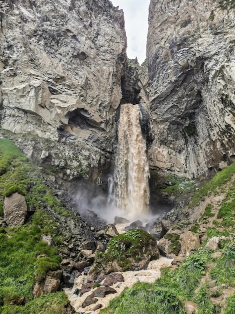 Cascata Sultansu circondata dalle montagne del Caucaso vicino a Elbrus Jilysu Russia