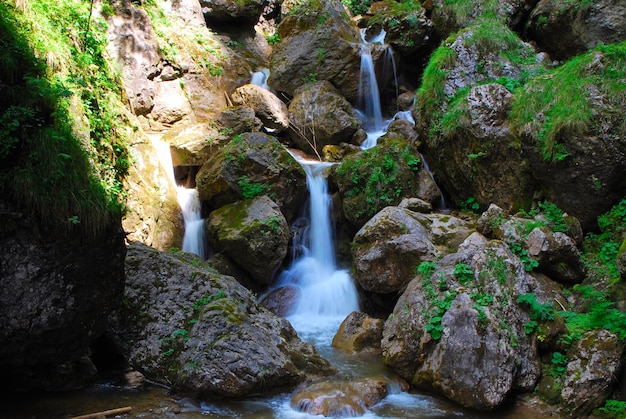 Cascata tra roccia