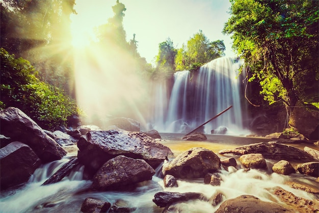 cascata tropicale con i raggi del sole in Cambogia