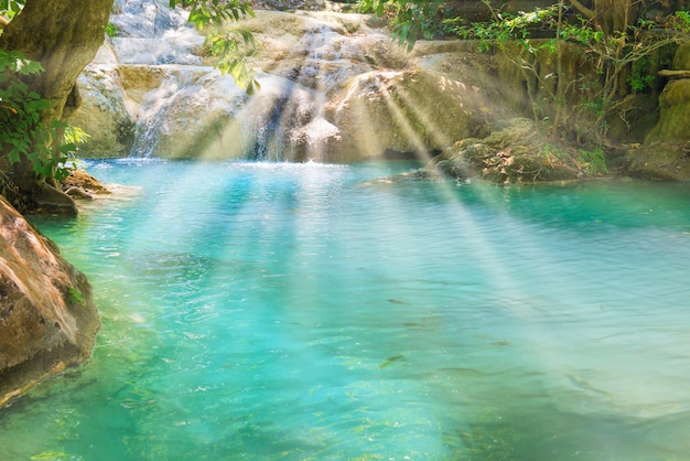 Cascata tropicale con lago color smeraldo nella foresta della giungla