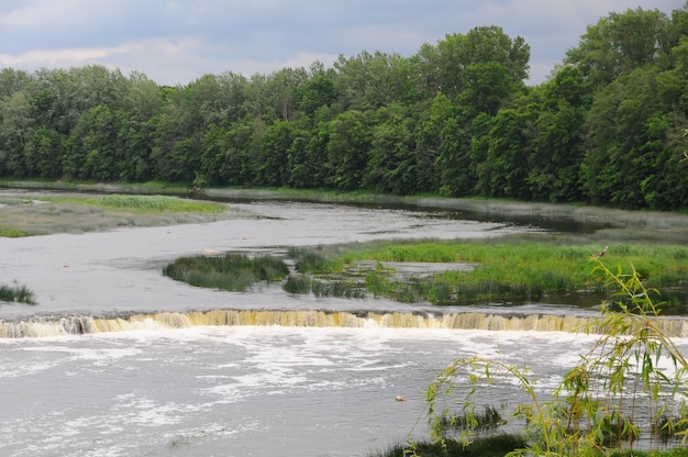 Cascata Ventas Rumba sul fiume Venta. Kuldiga, Lettonia.