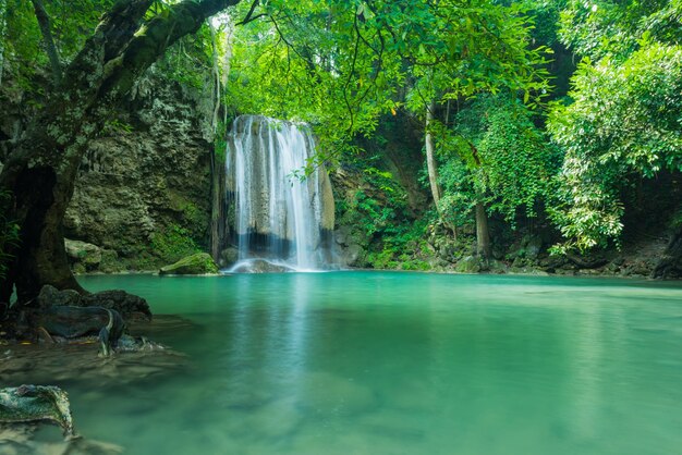 Cascata verde e pulita, cascata di Erawan