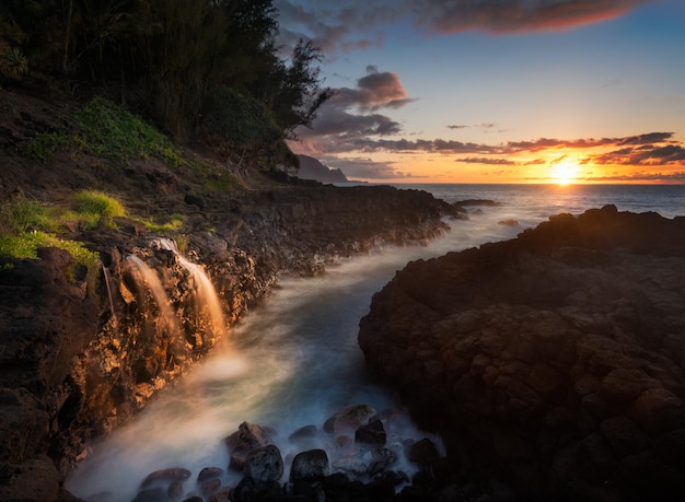 Cascata vicino a Queens Bath a Princeville Kauai