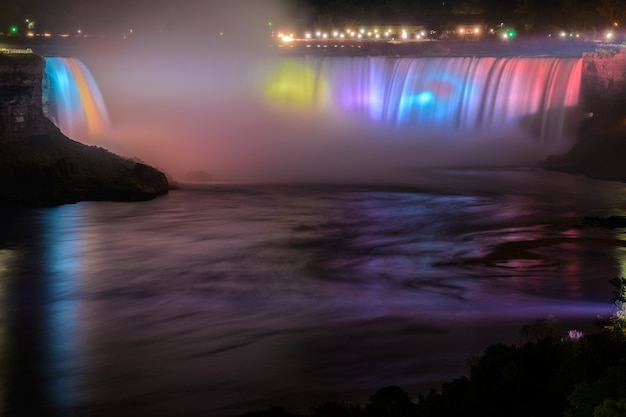 Cascate del Niagara illuminate di notte da luci colorate