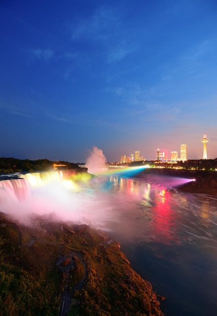 Cascate del Niagara illuminate di notte da luci colorate