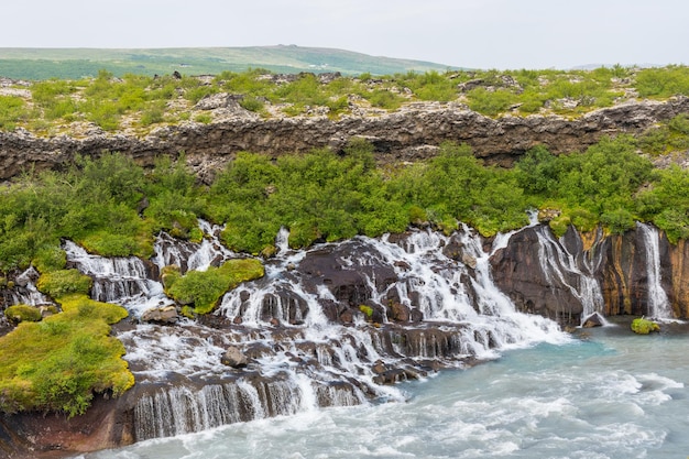 Cascate di Hraunfossar a borgarfjordur in Islanda