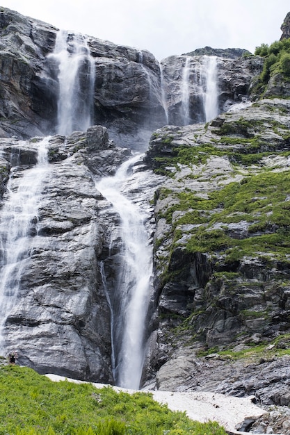 Cascate di sofia della cascata della montagna nelle montagne del caucaso arkhyz