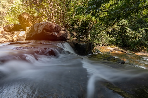 Cascate di Wang Nam Khiao in foresta profonda su Koh Kood, Trat, Tailandia