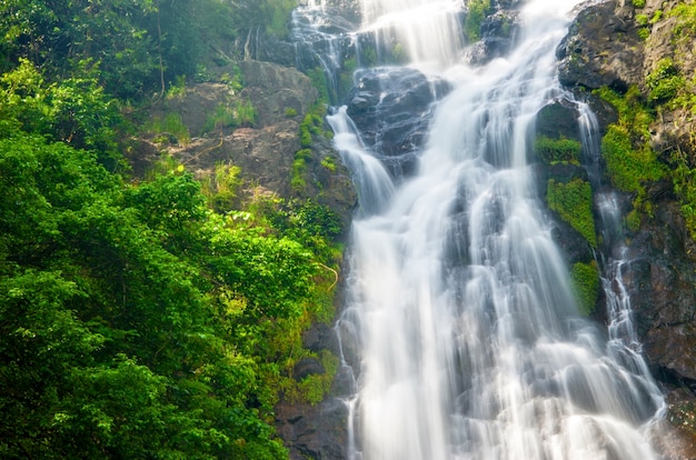 Cascate nel mezzo della valle.