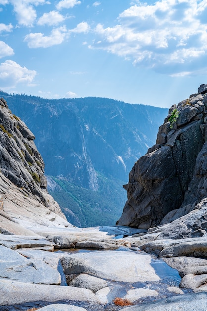 Cascate prosciugate dello Yosemite e fiume poco profondo nel pittoresco Parco Nazionale di Yosemite