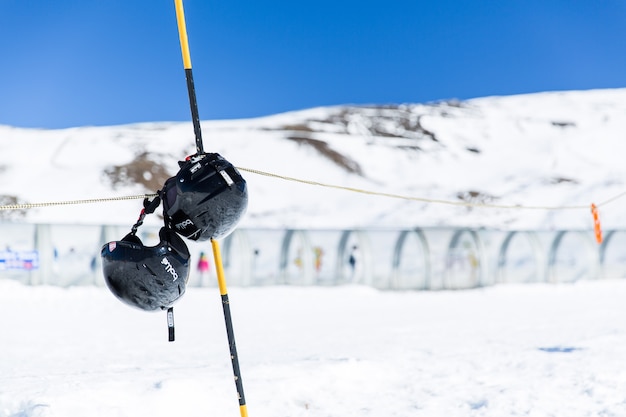 Caschi che appendono nella montagna della neve