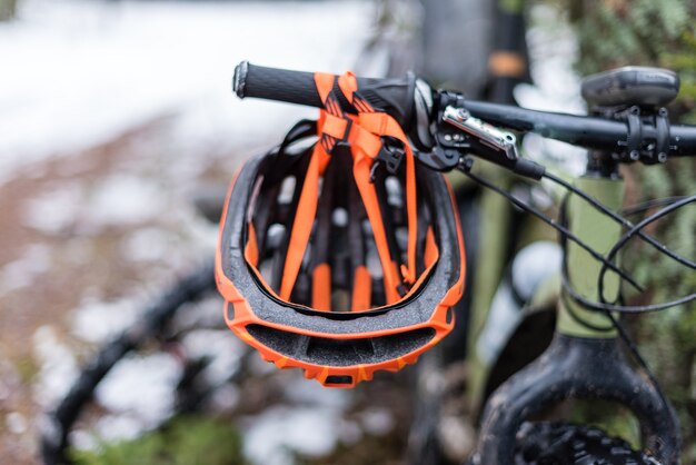 Casco da bicicletta appeso a un manubrio di fatbike