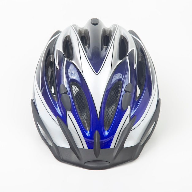 Casco da bicicletta su bianco