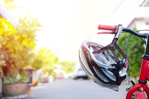 Casco da bicicletta sul manubrio