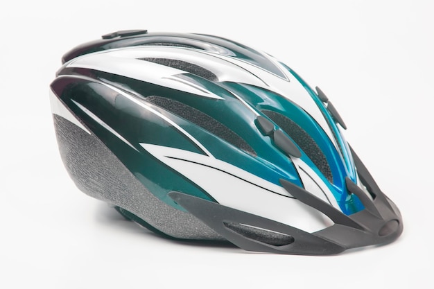 Casco da ciclismo su sfondo bianco