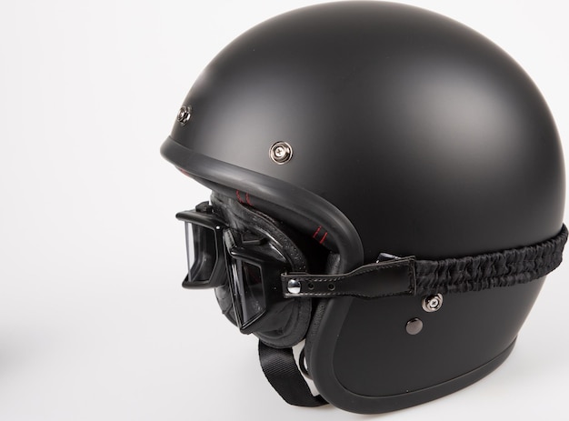 Casco da moto nero con occhiali vintage retrò