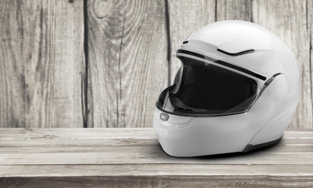 Casco da moto su fondo in legno, sicurezza e protezione