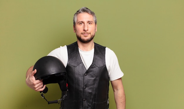 Casco da motociclista uomo di mezza età