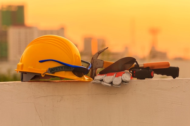 Casco della costruzione e strumenti della costruzione sul cantiere