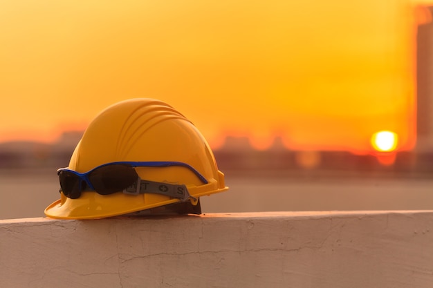 Casco della costruzione e strumenti della costruzione sul cantiere