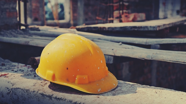 Casco di sicurezza giallo o cappello duro in cantiere