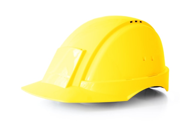 Casco di sicurezza giallo o elmetto isolato su sfondo bianco