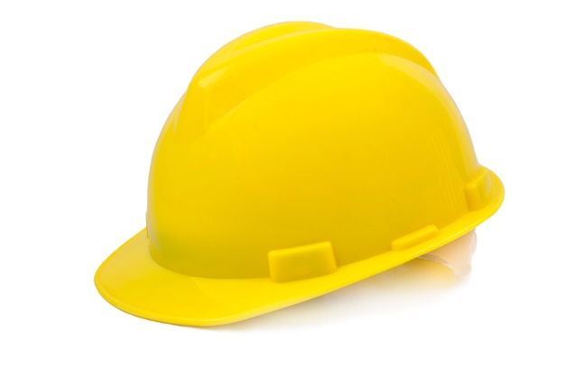 Casco di sicurezza giallo su sfondo bianco