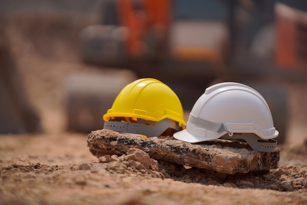 Casco di sicurezza in cantiere, sfondo del cantiere stradale, concetto di sicurezza