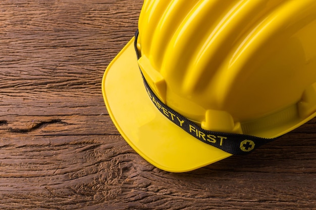 casco di sicurezza su tavola di legno e taccuino