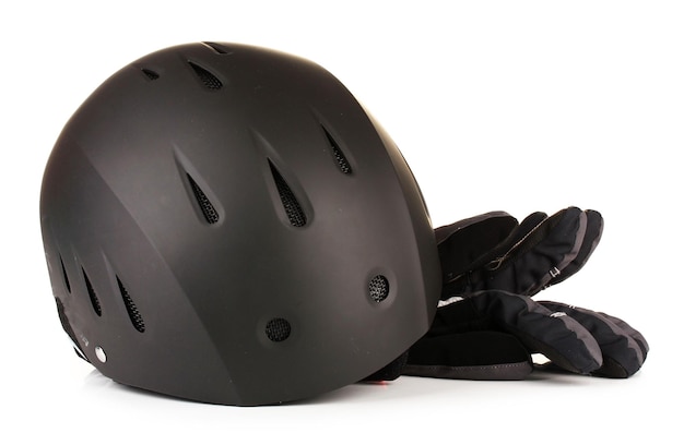 Casco e guanti per sport invernali isolati su bianco