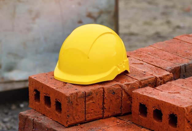 Casco giallo in cima al mattone rosso