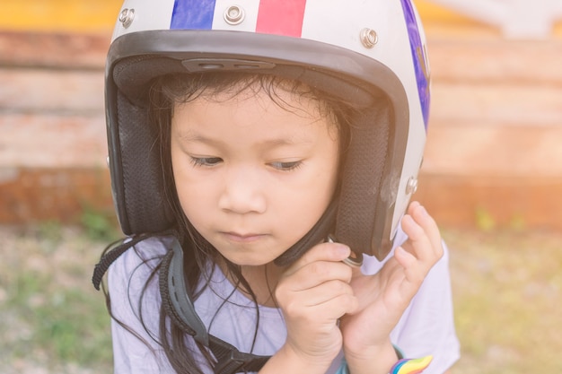 casco per motociclette di fissaggio ragazza felice