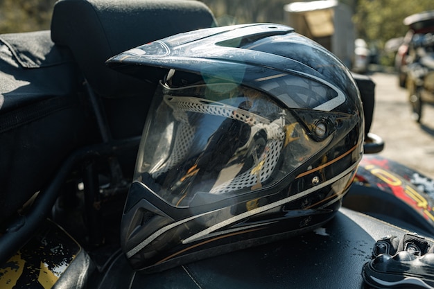 Casco protettivo per sport motoristici su macchina atv