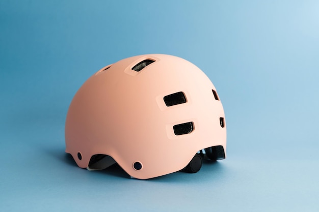 Casco rosa su sfondo blu Protezione per la sicurezza delle attività all'aperto per bambini