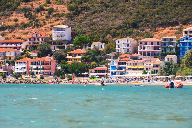 Case al mare in una giornata di sole estivo