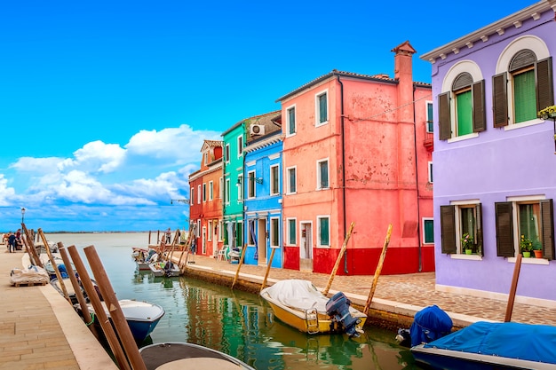 Case colorate a Burano vicino a Venezia, in Italia con barche e bel cielo blu in estate