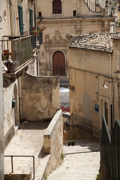 Case colorate e strade nel vecchio borgo medievale di Ragusa in Sicilia, Italia