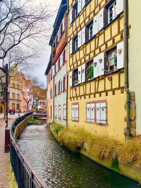 Case colorate in piedi lungo il canale di Colmar, Francia.