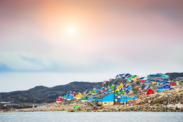 Case colorate nel villaggio di Aasiaat, Groenlandia occidentale