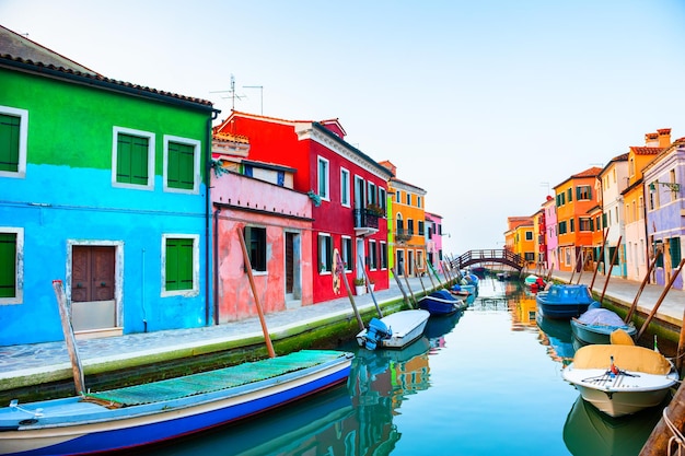 Case colorate sul canale nell'isola di Burano, Venezia, Italia. Famosa destinazione di viaggio