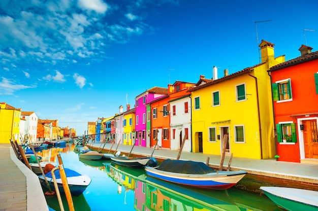 Case colorate sul canale nell'isola di Burano, Venezia, Italia. Famosa meta di viaggio.