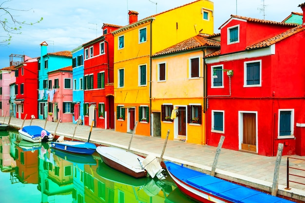 Case colorate sul canale nell'isola di Burano, Venezia, Italia. Famosa meta di viaggio.